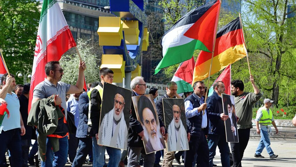 Anhänger des iranischen Regimes marschieren am Al-Quds-Tag in Frankfurt