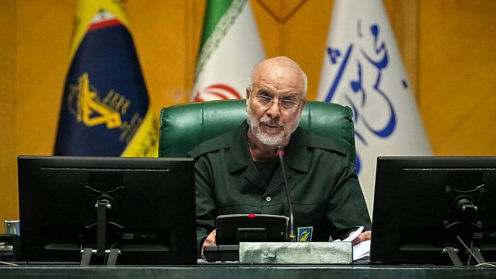 Der iranische Parlamentssprecher Mohammed Bagher Ghalibaf in Revolutionsgardenuniform