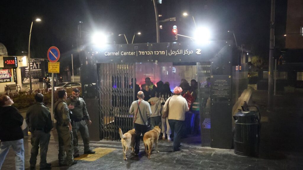 Israelis in Haifa suchen bei Raketenangriff die als Bunker dienende Metro-Station auf