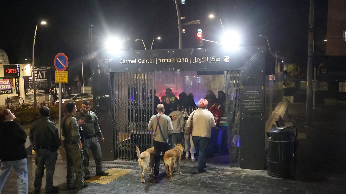 Israelis in Haifa suchen bei Raketenangriff die als Bunker dienende Metro-Station auf