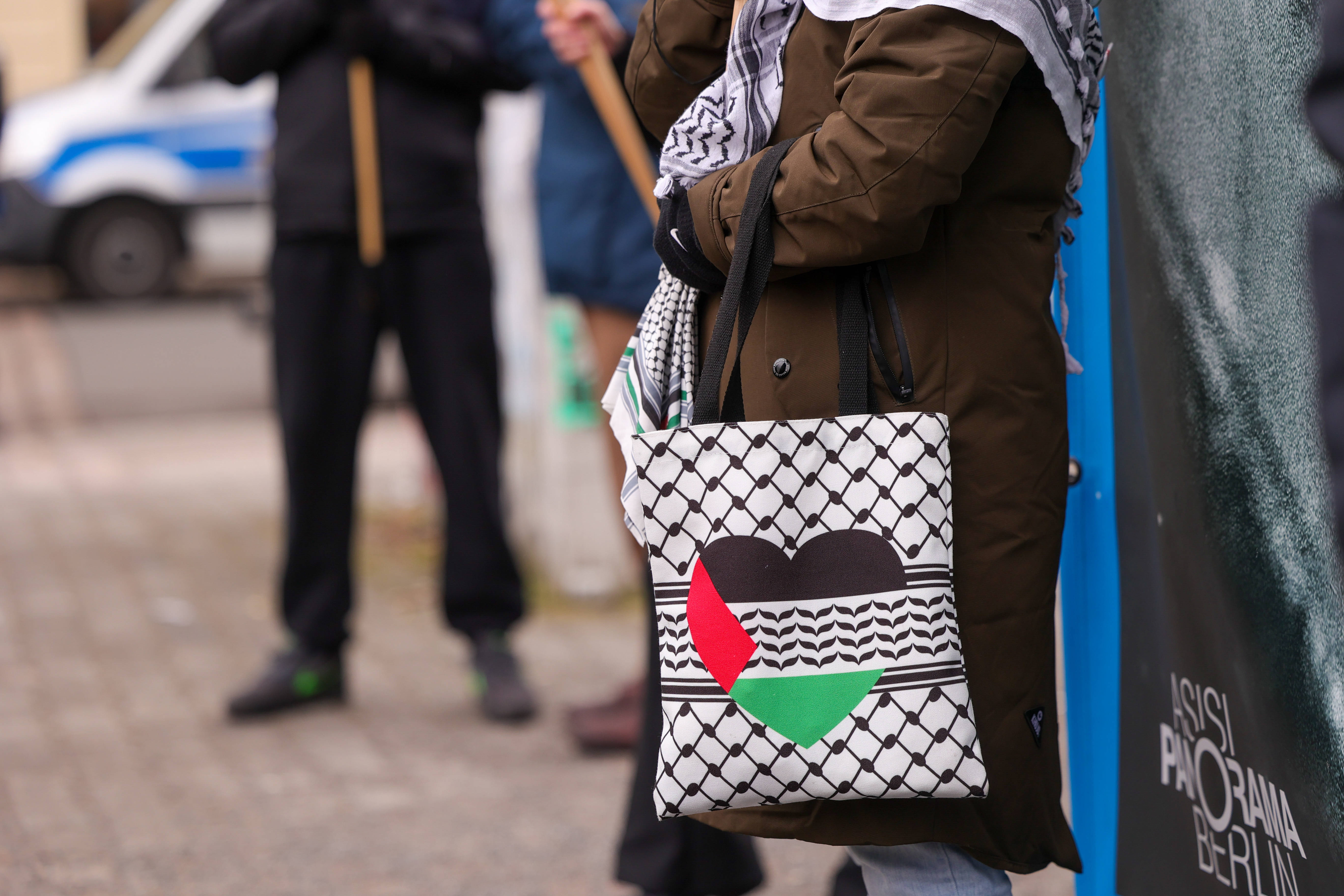White Saviour«-Komplex: die Kufiya als modisches Accessoire der Israelfeindschaft und des Judenhasses