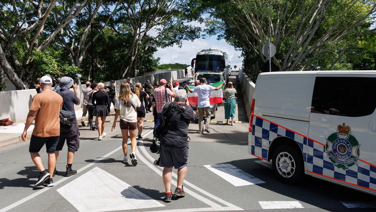 Demonstranten in Australien versuchen, den Bus mit der iranischen Frauenfußball-Mannschaft aufzuhalten