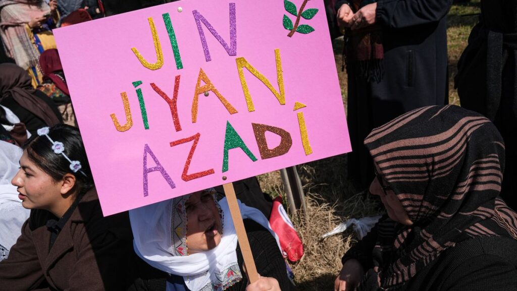 »Frau, Leben, Freiheit«-Demonstration am Internationalen Frauentag in der Türkei