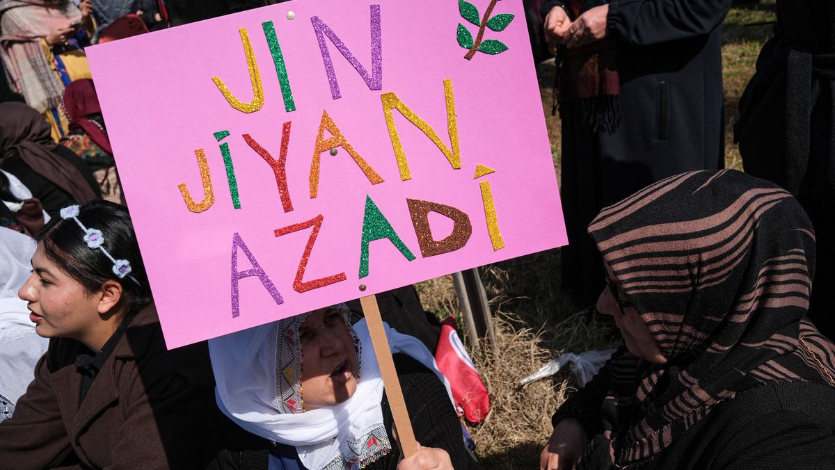 »Frau, Leben, Freiheit«-Demonstration am Internationalen Frauentag in der Türkei