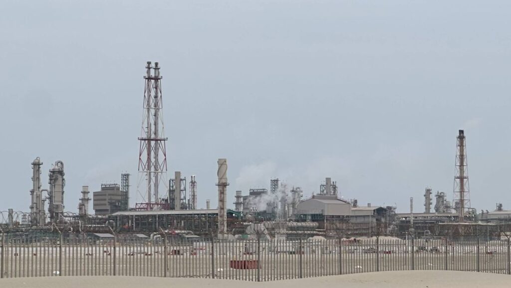 Petrochemische Produktionsanlagen in der katarischen Hafen- und Industriestadt Mesaieed südlich von Doha