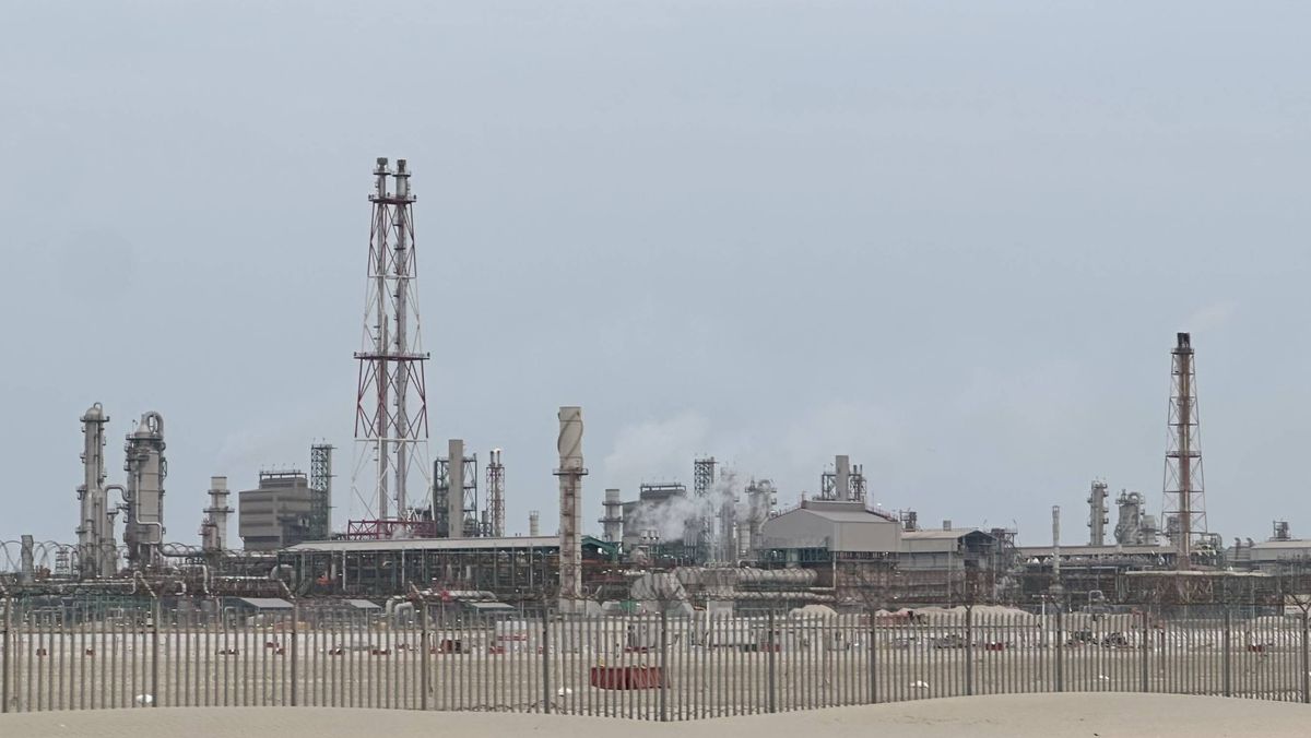 Petrochemische Produktionsanlagen in der katarischen Hafen- und Industriestadt Mesaieed südlich von Doha