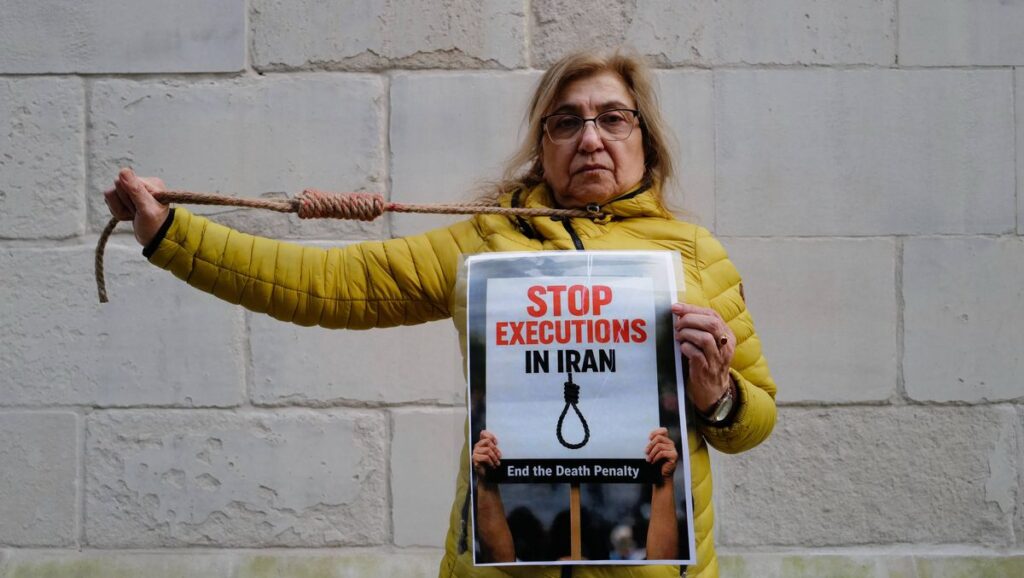 Iranerin in London protestiert gegen die Hinrichtungen furch die Islamische Republik