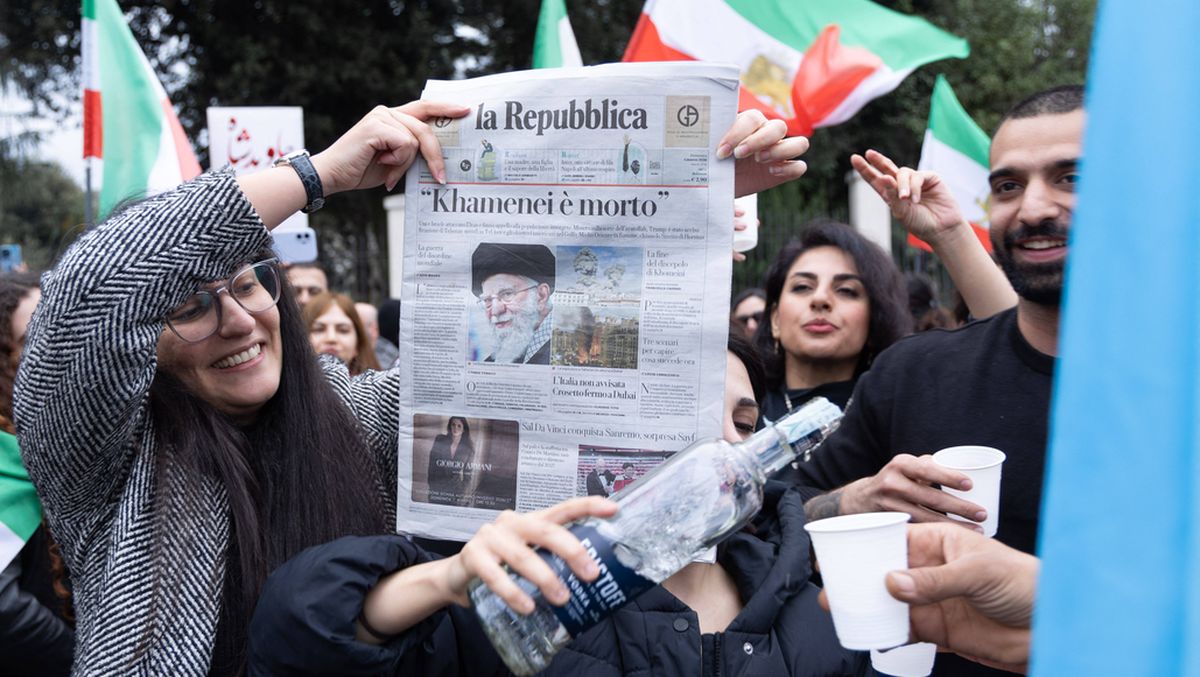 Iranische Demonstranten in Rom stoßen auf den Tod von Ali Khamenei an