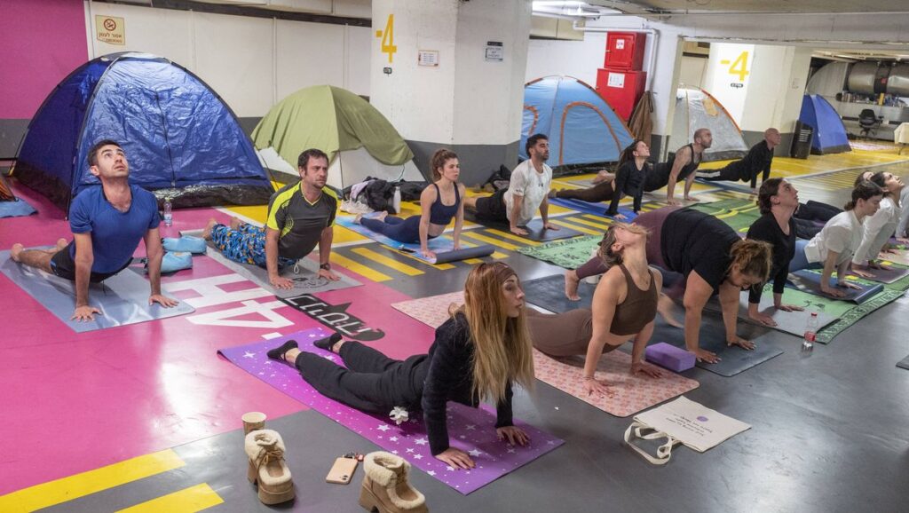 Israelis machen Yoga in einer zum Schutzraum umfunktionierten Garage in Tel Aviv