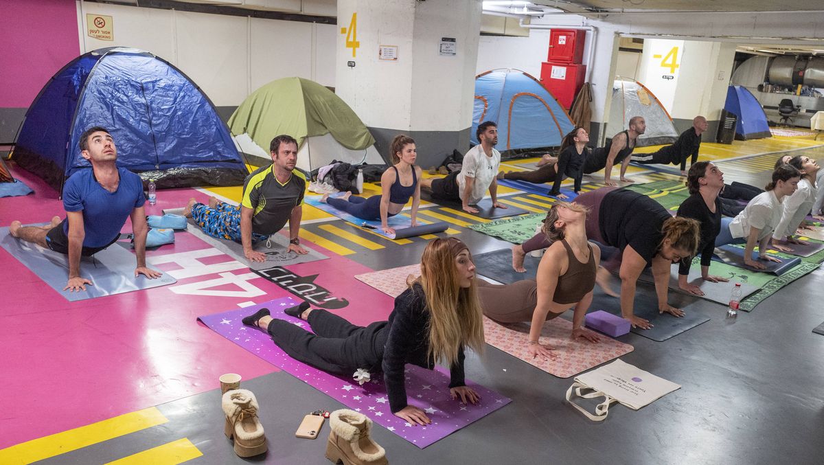 Israelis machen Yoga in einer zum Schutzraum umfunktionierten Garage in Tel Aviv