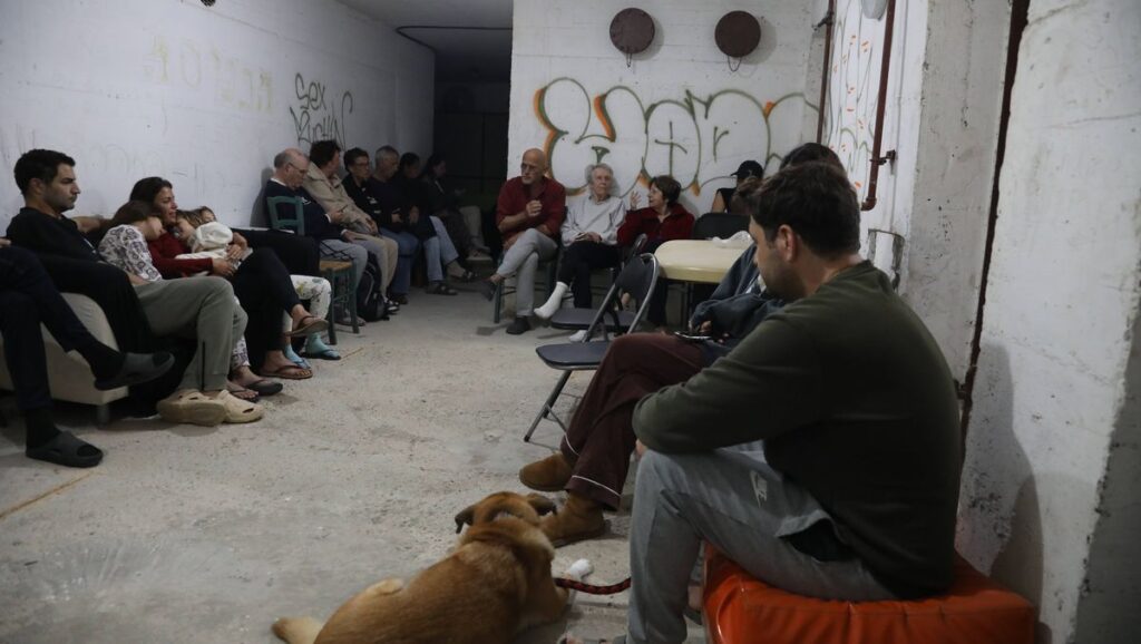 Verändertes Zeitgefühl: Israelis in eine Schutzraum in Tel Aviv