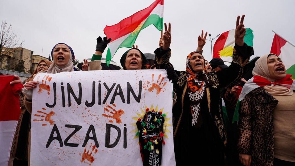 Kurdinnen im irakischen Duhok demonstrieren nach den Auseinandersetzungen im syrischen Rojava
