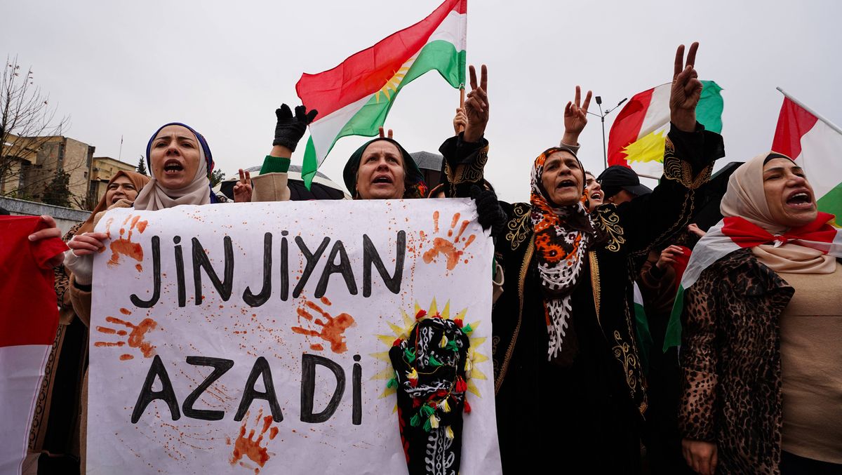 Kurdinnen im irakischen Duhok demonstrieren nach den Auseinandersetzungen im syrischen Rojava