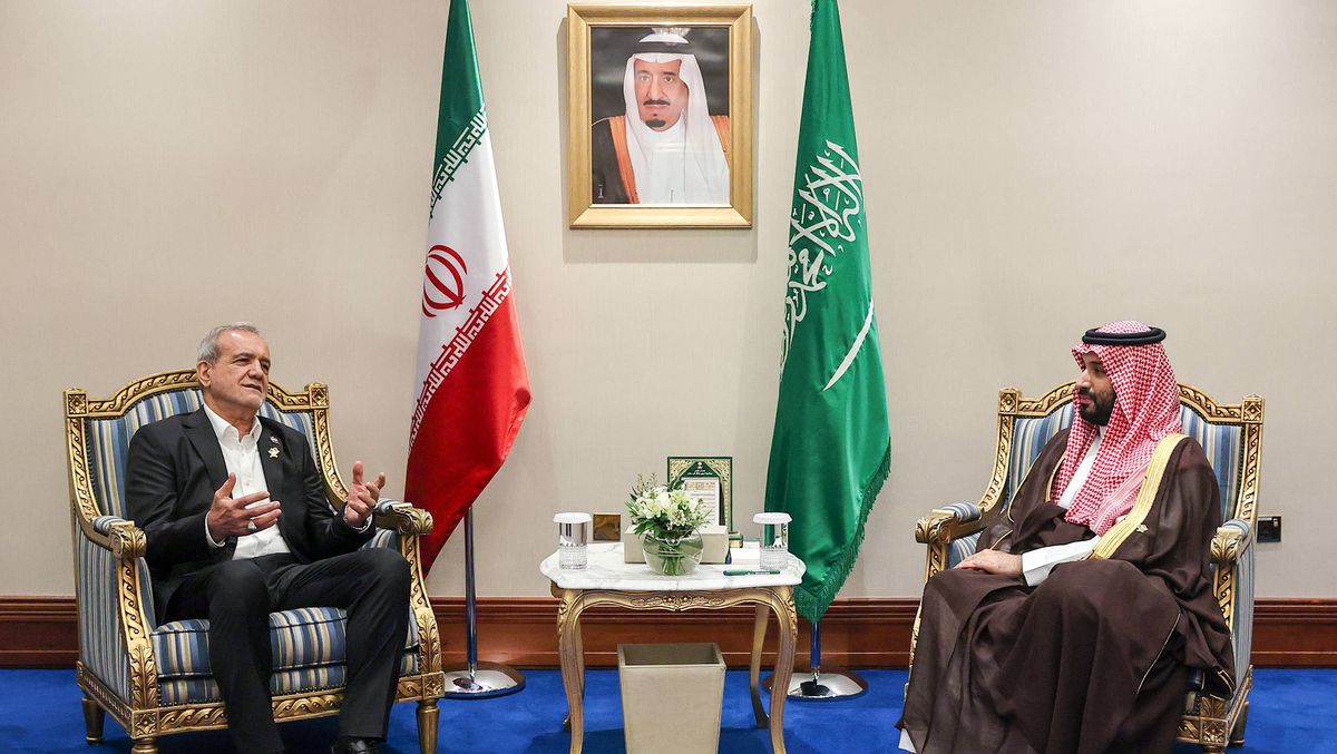 Der saudische Kronprinz Mohammed bin Salman mit dem iranischen Präsidenten Masoud Peseschkian