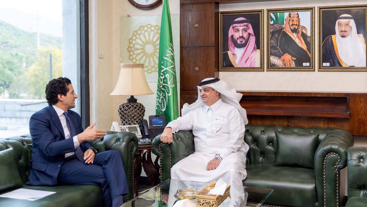 Der pakistanische Ölminister beim saudischen Botschafter Nawaf Bin Said Al- Malki izn Islamabad