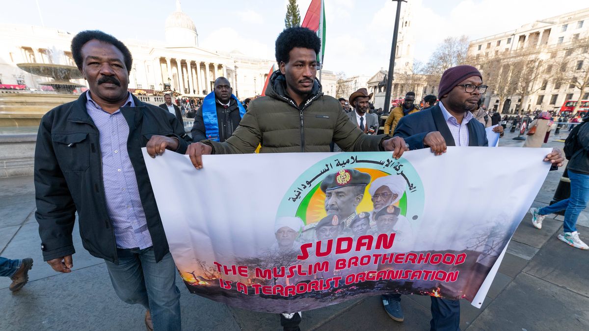 Sudanesen in London demonstrieren gegen die Muslimbruderschaft