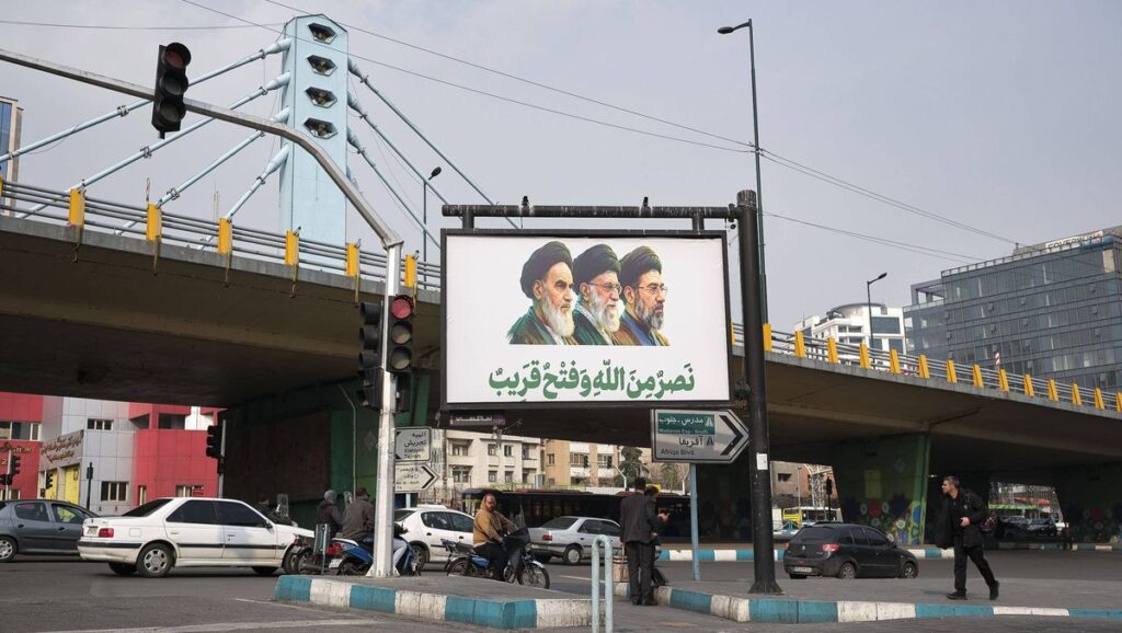 Außer auf Propaganda-Plakaten ist Mojtaba Khamenei seit Kriegsbeginn noch nicht in der Öffentlichkeit aufgetaucht