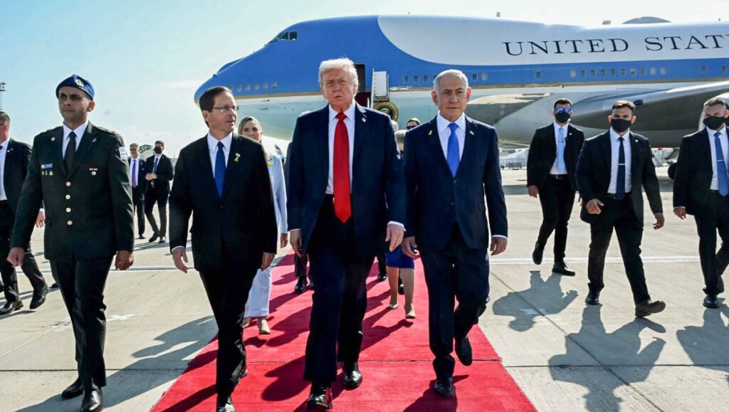 Trump mit Netanjahu und Herzog bei seinem Israelbesuch im Oktober 2025