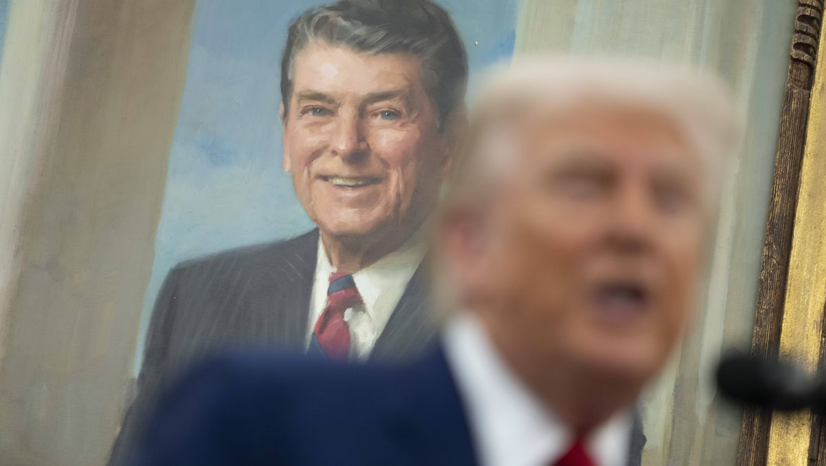Donald Trump vor einem Porträt von Ronald Reagan im Weißen Haus