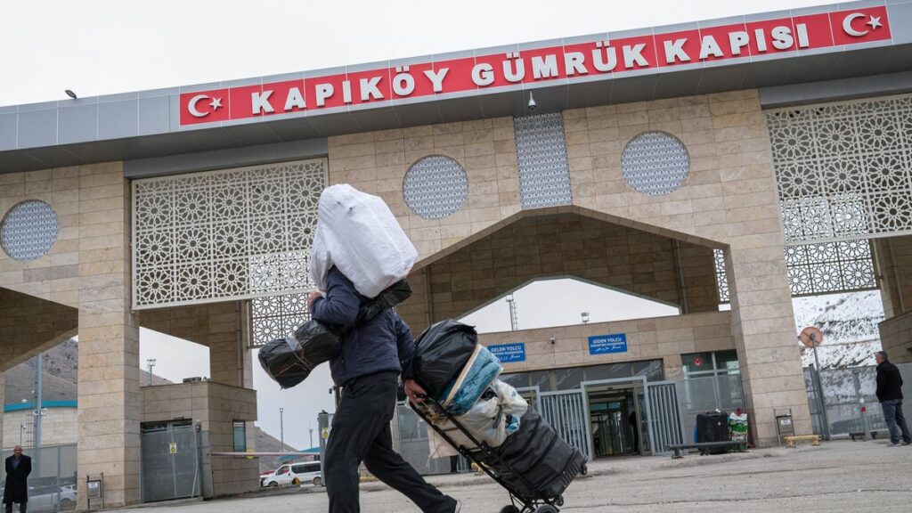 Iranische Flüchtlinge am Grenzübergang Kapiköy zischen der Türkei und der Islamischen Republik