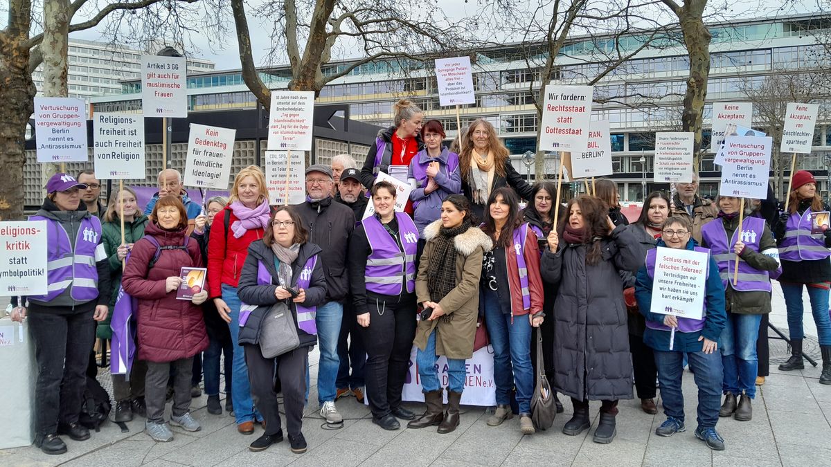 Aktion des Vereins Frauenheldinnen für Gleichberechtigung und gegen politischen Islam und Antisemitismus