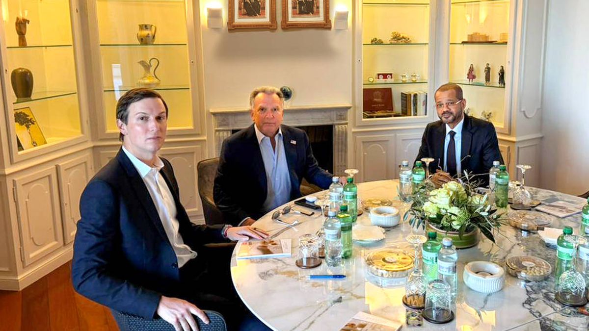 Witkoff und Kushner mit dem als Vermittler bei den Irangesprächen fungierenden omanischen Außenminister al-Busaidi