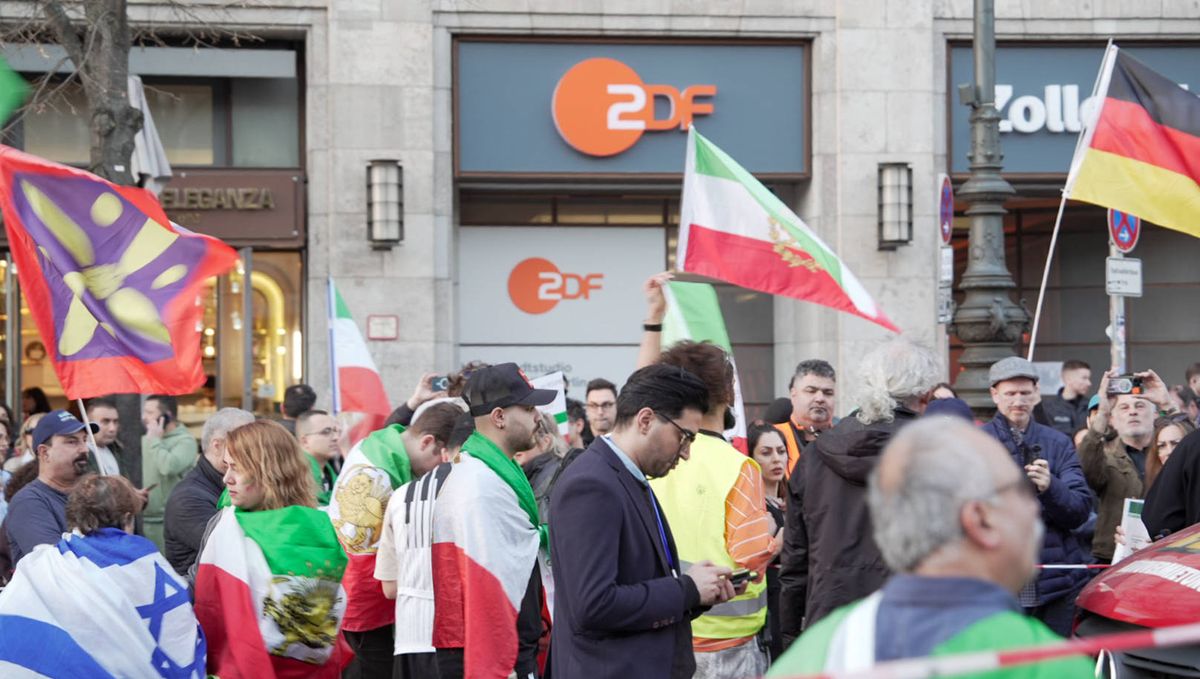 Exiliraner demonstrieren vor dem ZDF-Hauptstadtstudio in Berlin