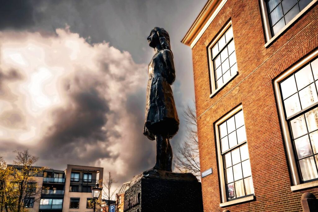 Statue von Anne Frank vor dem gleichnamigen Haus in Amsterdam. (© imago images/Eberhard Thonfeld)