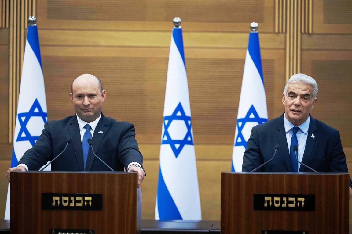 Bennett und Lapid im Juni 2022, als sie beide die Spitze einer Regierungskoalition aus acht Parteien anführten. (© imago images/Xinhua)