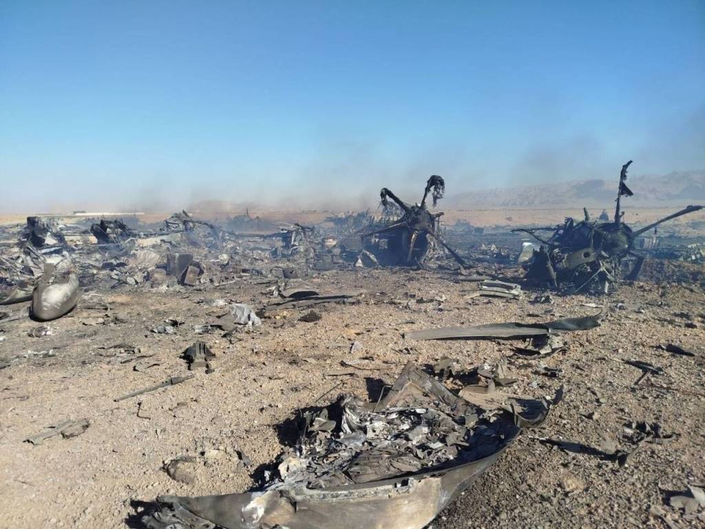Wrackteile der über dem Iran abgeschossenen F-15. Beide Besatzungsmitglieder konnten gerettet werden. (© imago images/Anadolu Agency)