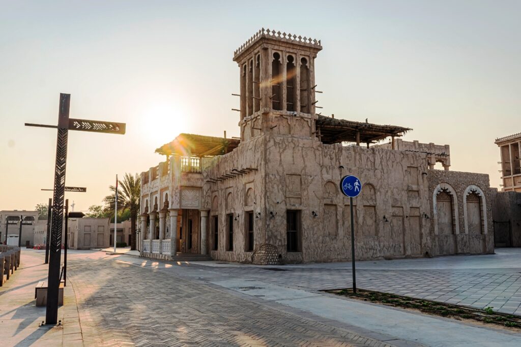 Iraner haben im Emirat Dubai ihre Spuren hinterlassen. Hier ein typischer Windturm in einem Gebäude im historischen Dubaier Stadtviertel Bastakiya. (© imago images/Pond5 Images)