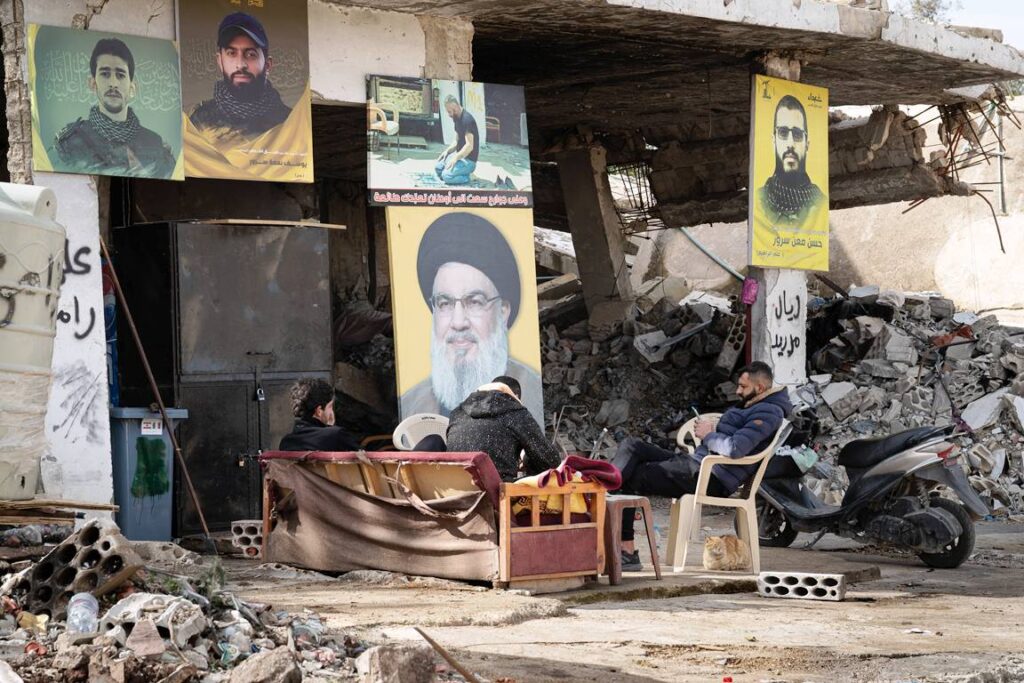 Im Südlibanon prangen Plakate getöteter Hisbollah-Kader auf den Ruinen eines zerstörten Hauses. (© imago images/Middle East Images)