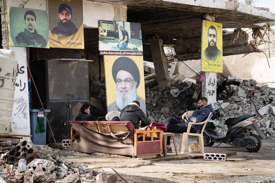 Im Südlibanon prangen Plakate getöteter Hisbollah-Kader auf den Ruinen eines zerstörten Hauses. (© imago images/Middle East Images)