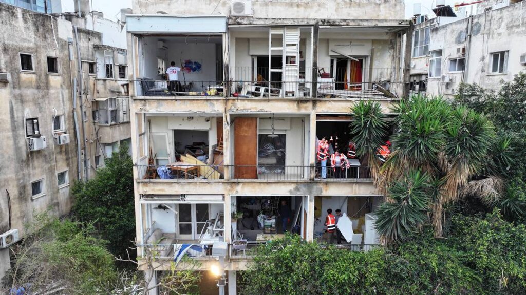 Schäden an einem Wohnhaus in Tel Aviv nach dem Einschlag einer iranischen Rakete. (© imago images/Anadolu Agency)