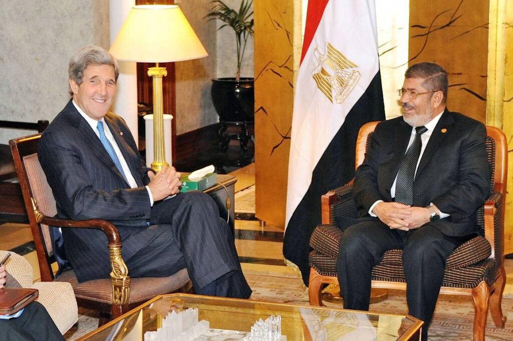 2013 traf US-Außenminister John Kerry sogar mit Ägyptens Präsident Mohammed Mursi von der Muslimbruderschaft zusammen. (© imago images/Everett Collection)