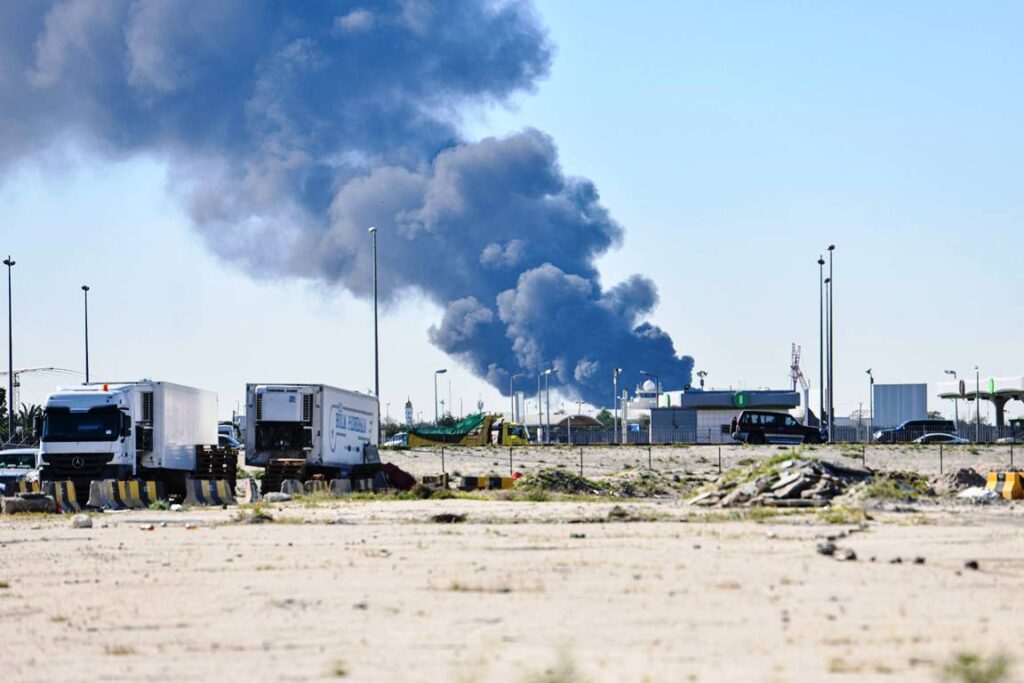 Brand nach einem iranischen Drohnenangriff auf einen Treibstofftank am internationalen Flughafen in Kuwait City. (© imago images/Anadolu Agency)