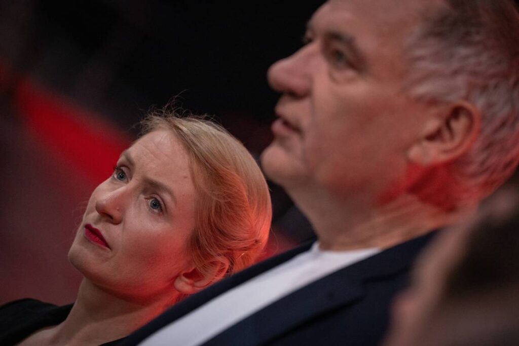Ines Schwerdtner und Jan van Aken, die beiden Vorsitzenden der Partei Die Linke. (© imago images/Chris Emil Janßen)