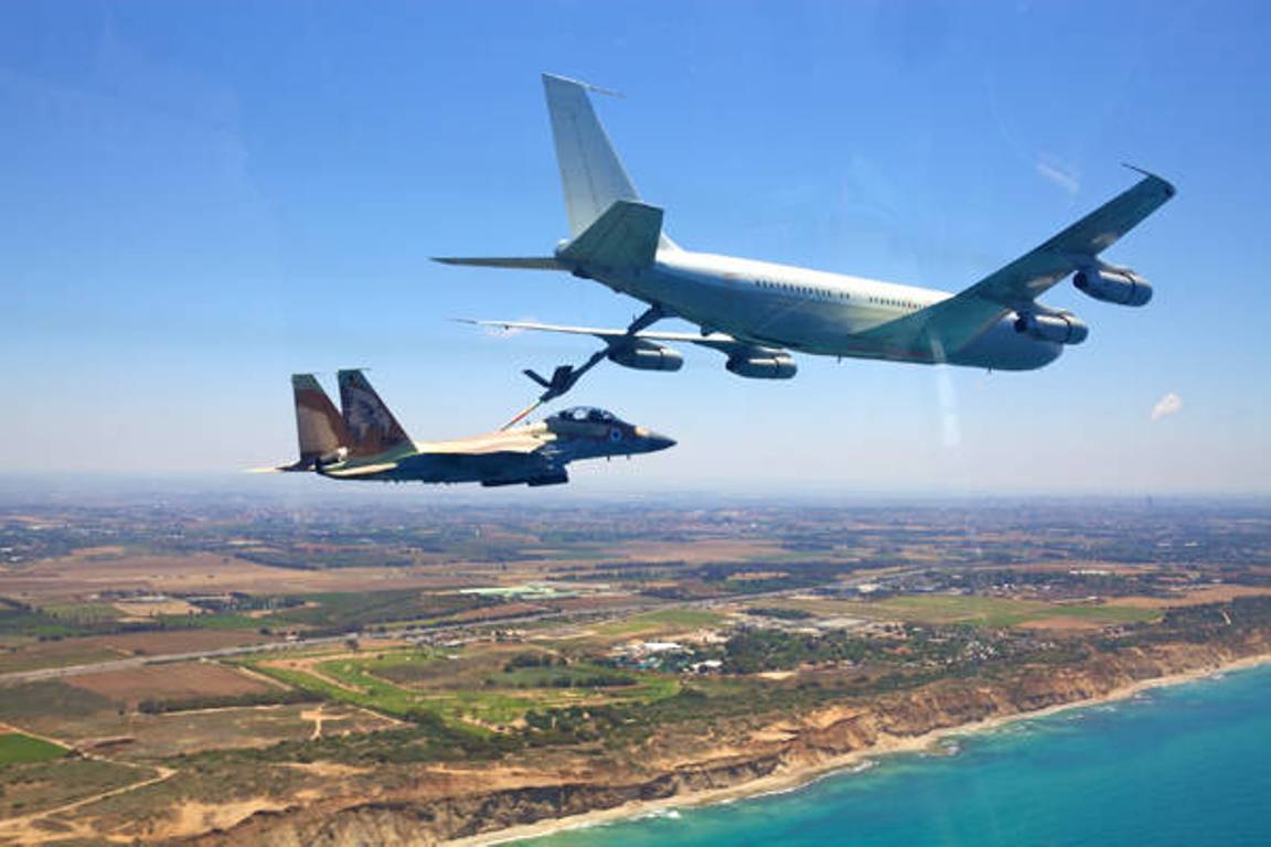 Auf dem Weg in den Iran müssen israelische Jets in der Luft betankt werden. (© imago images/Newscom World)