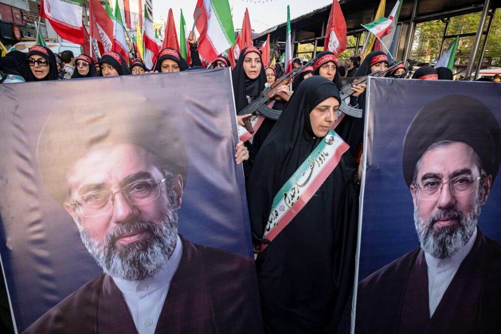 Ob Mojtaba Khamenei, der hier regimetreuen Frauen vor sich her getragen wird, noch am Leben ist, wird in Israel bezweifelt, macht vielleicht aber keinen großen Unterschied. (© imago images/NurPhoto)