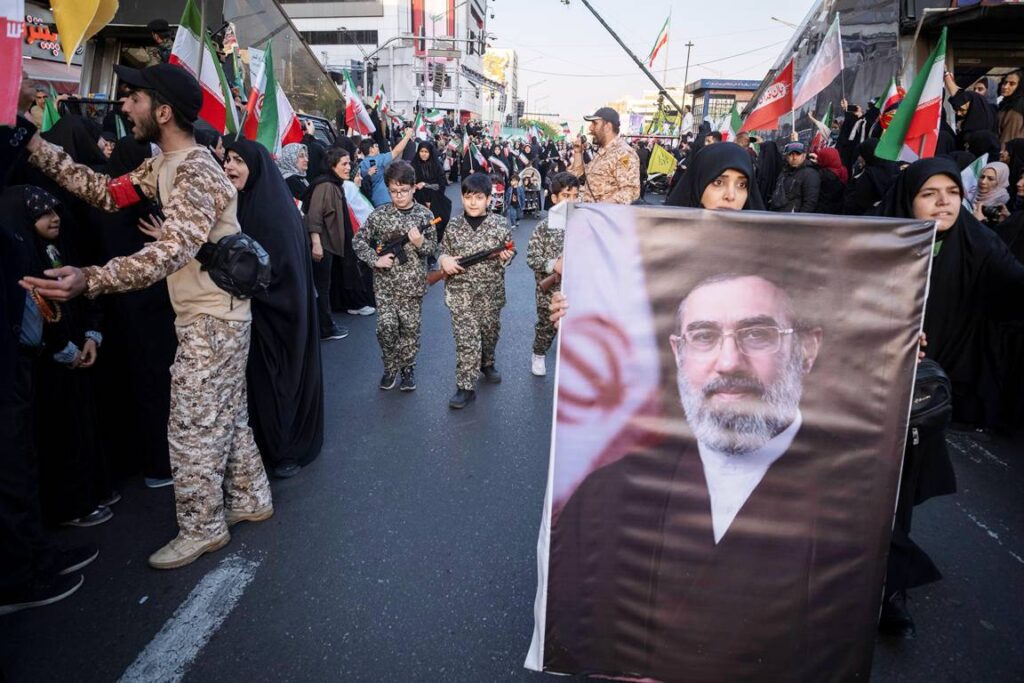 Iranische Schulkinder zeigen ihre Bereitschaft, für den neuen Obersten Führer zu opfern. Die wahre Macht liegt derweil bei den Revolutionsgarden. (© imago images/NurPhoto)