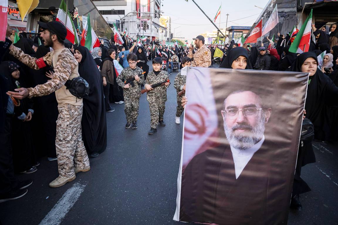 Iranische Schulkinder zeigen ihre Bereitschaft, für den neuen Obersten Führer zu opfern. Die wahre Macht liegt derweil bei den Revolutionsgarden. (© imago images/NurPhoto)