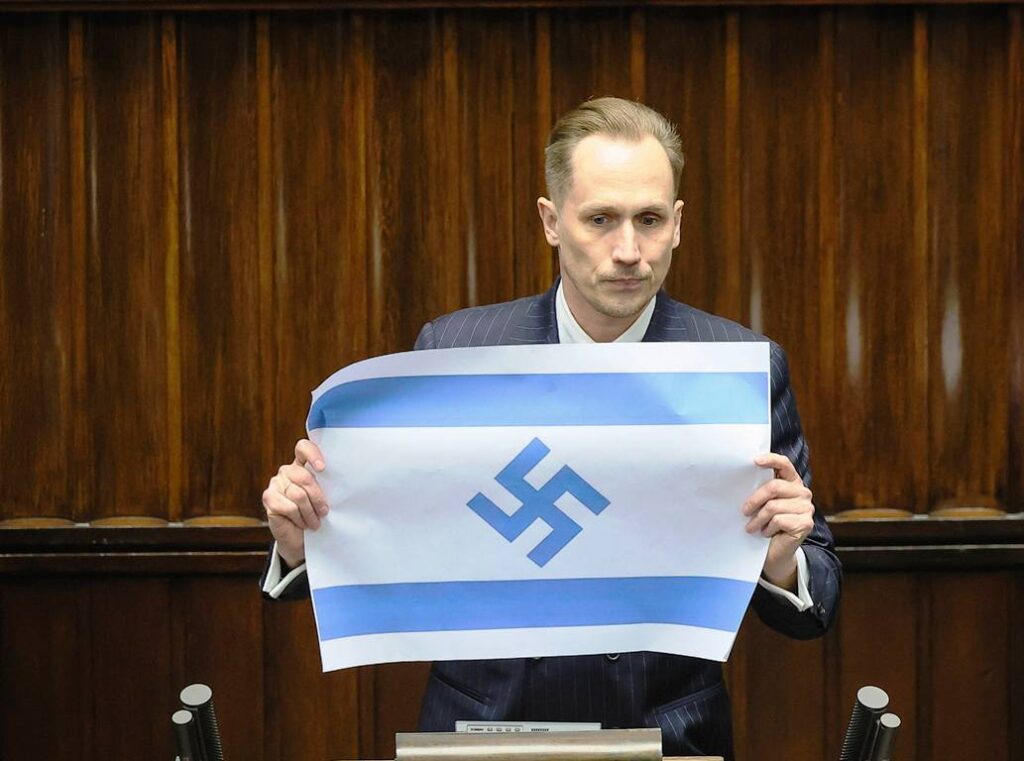 Im polnischen Parlament entrollte der rechte Abgeordnete Konrad Berkowicz eine Israelflagge mit Hakenkreuz. (© imago images/Eastnews)