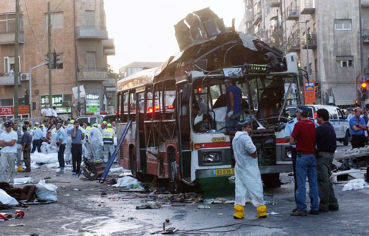 Szene des Terrors: Überreste eines Busses in Jerualem nach einem palästinensischen Selbstmordattentat im Sommer 2003. (© imago images/UPI Photo)