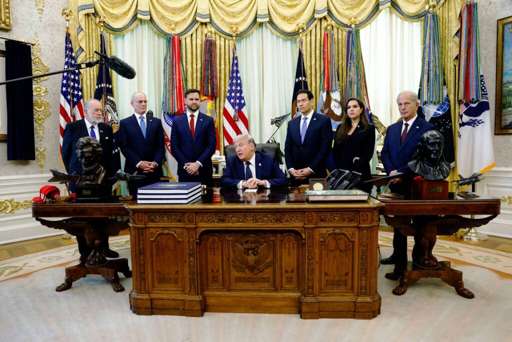 Im Beisein der Botschafter Israels und des Libanon verkündet US-Präsident Trump die Verlängerung des Waffenstillstands. Die Hisbollah feuert unterdessen Raketen auf Israel. (© imago images/ABACAPRESS)
