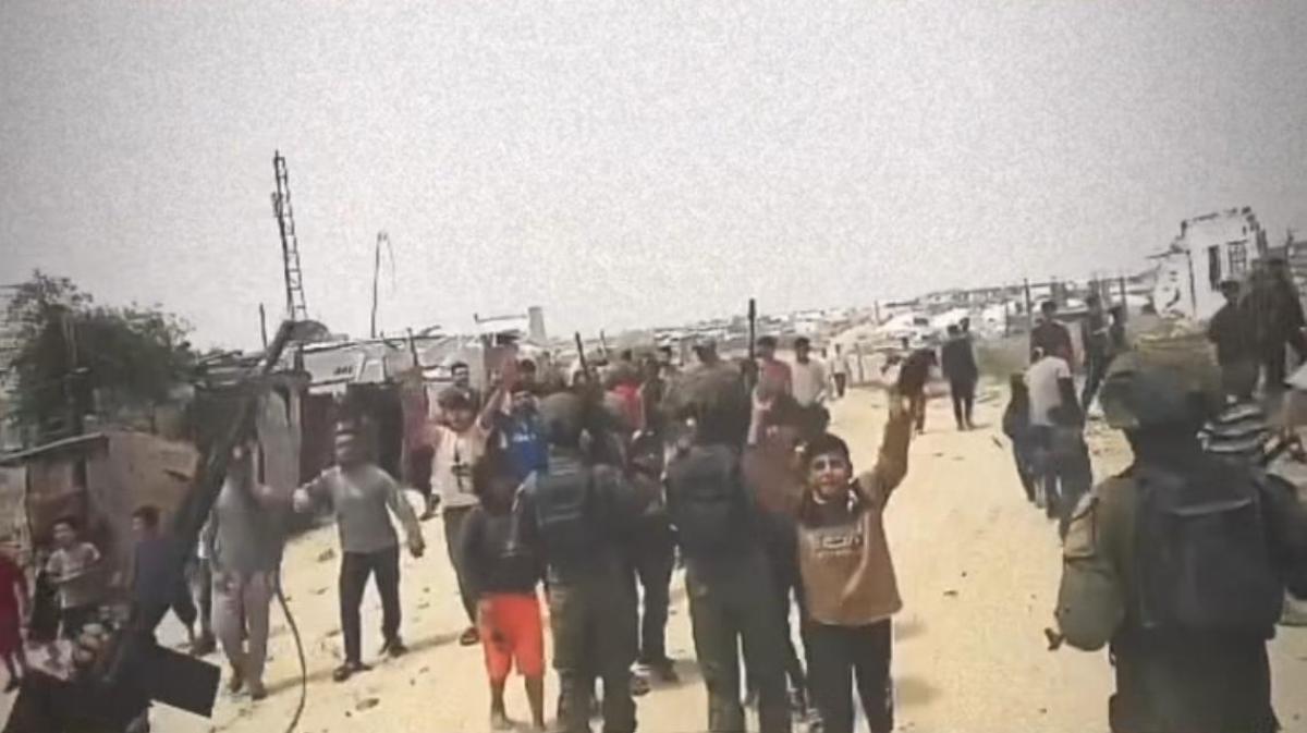 In Khan Younis im südlichen Gazastreifen begrüßen die Menschen Mitglieder des bewaffneten Flügels der »Volkskräfte«. (Facebook/Ghassan Alduhaini)
