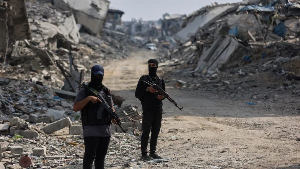 Hamas-Terroristen stehen Wache in Gaza