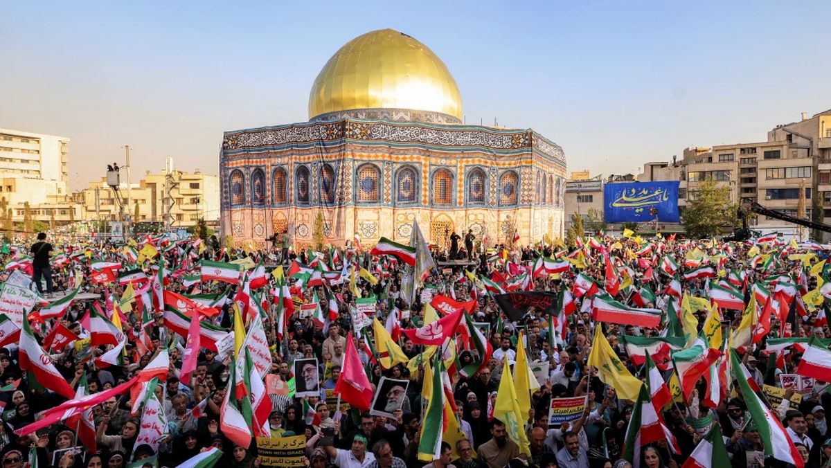 Terrorfinanzierung: Regimeanhänger in Teheran mit Hisbollah-Flaggen und einem Modell des Jerusalemer Felsendoms
