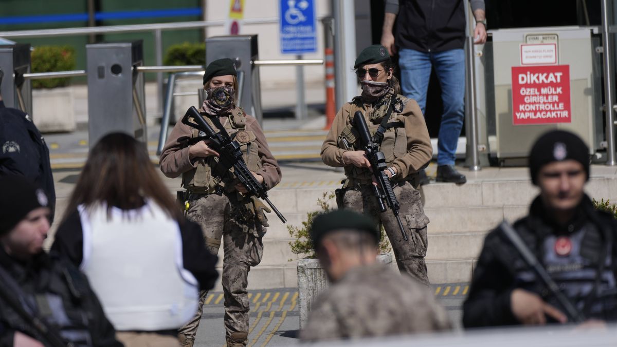 Bewaffnete Polizei in nach dem Anschlag auf das israelische Konsulat in Istanbul