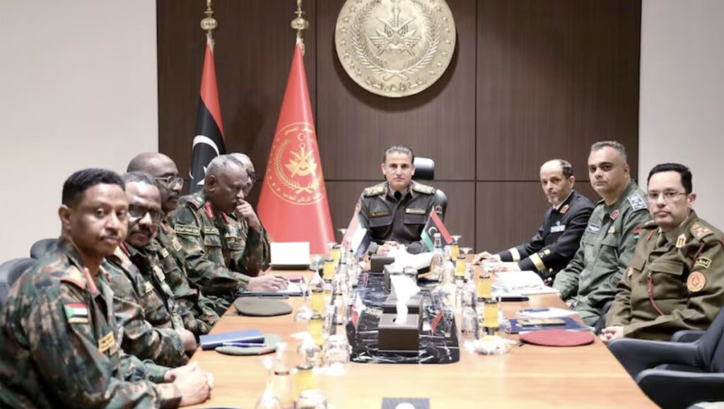 Libyscher Armeechef beim Treffen mit dem Direktor des sudanesischen Militärgeheimdienstes