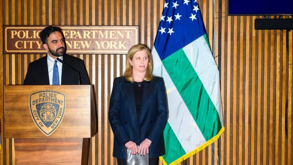 Präsentation der Kriminalitätsstatistik: Polizeipräsidentin Tisch neben New Yorks Bürgermeister Mamdani